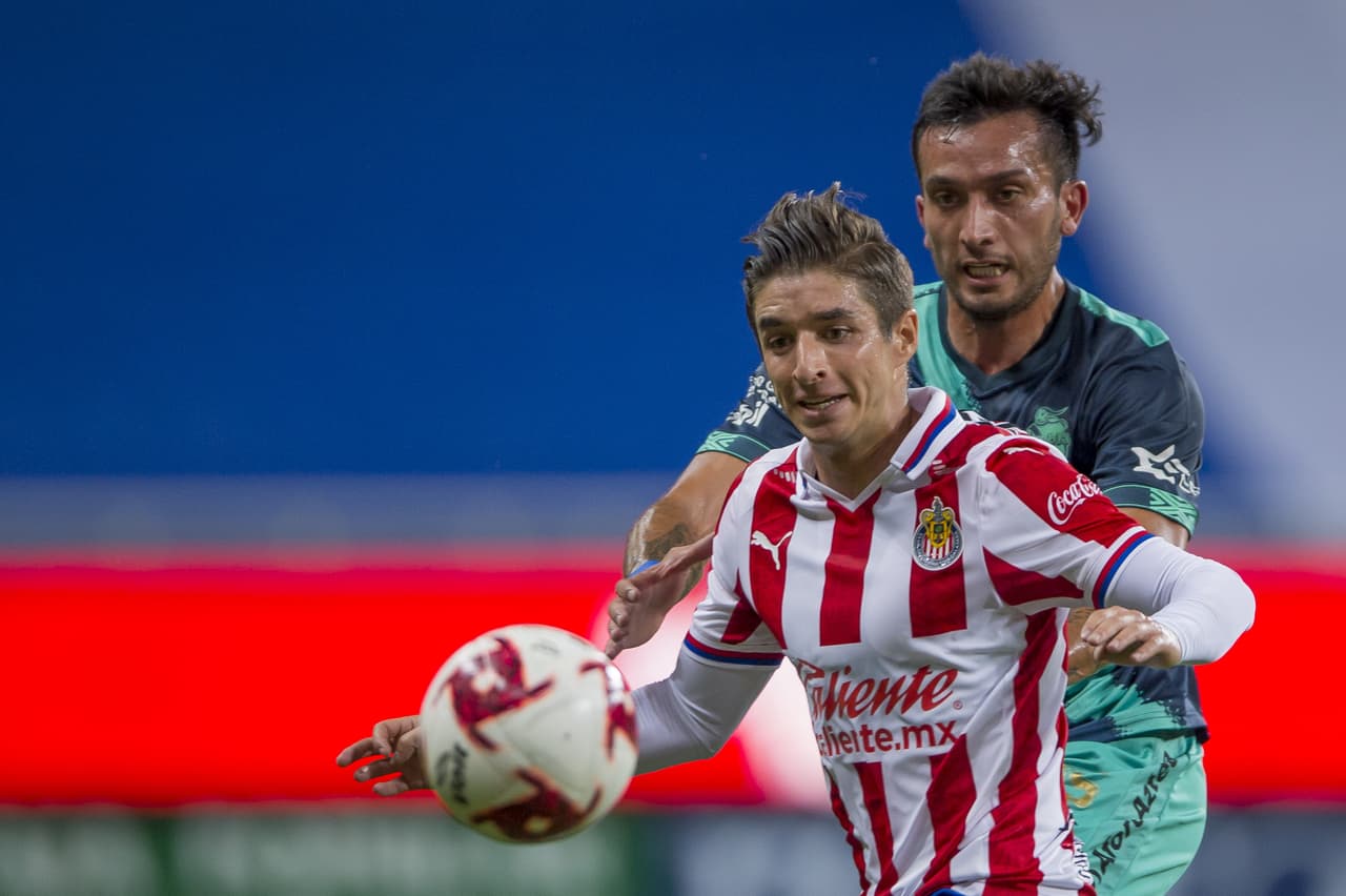 Isaác ‘Conejito’ Brizuela buscaba hacer peligro en el arco de Puebla, pero el gol no llegaba.