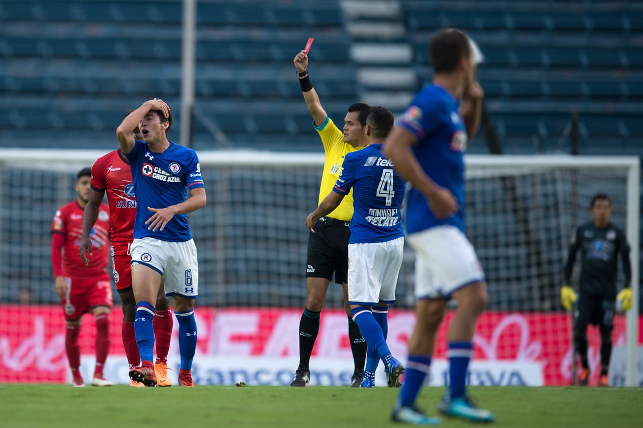 Javier Salas fue expulsado al minuto 89 tras una barrida tardía ante Julián Quiñones.