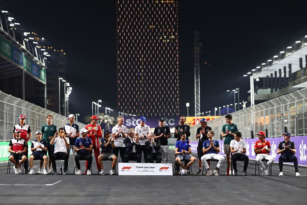 Una carrera demasiado accidentada donde Lewis Hamilton se lleva la victoria en la penúltima carrera del año. Max Verstappen de Red Bull se lleva la segunda posición y Valteri Bottas rebasó a Ocon en los últimos metros, quedando en tercera posición en el Gran Premio de Arabia Saudita; Sergio Pérez quedó fuera de la carrera tras un choque con Leclerc.