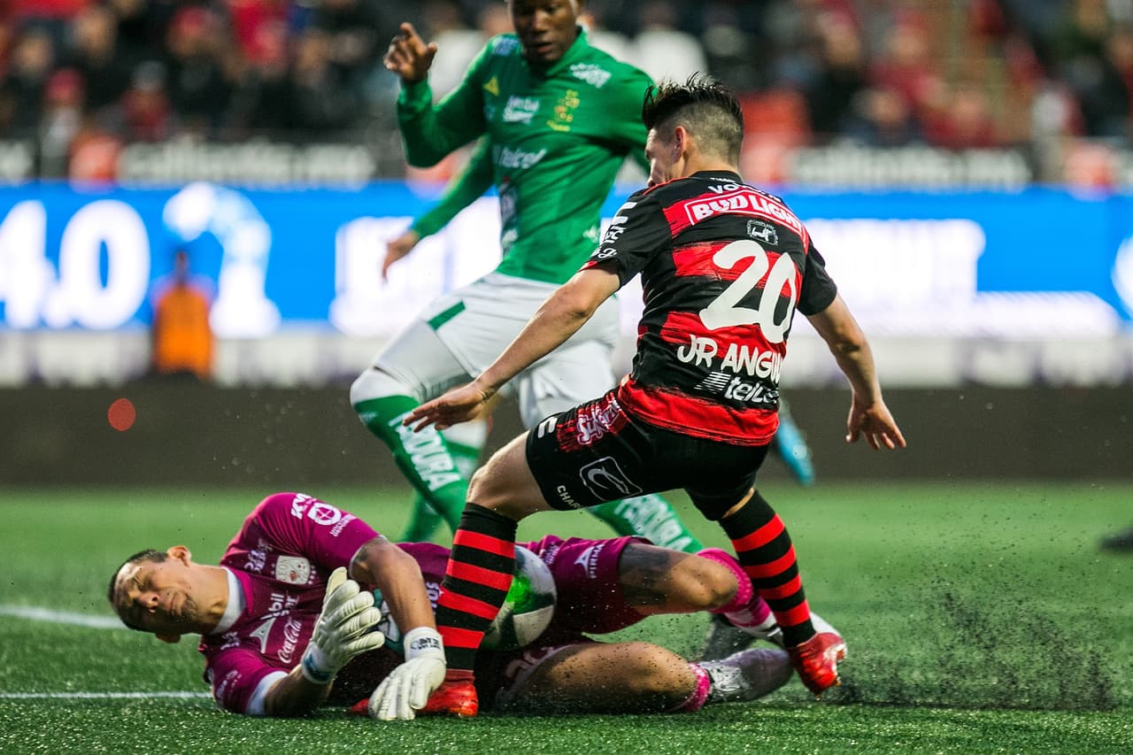 Los Xolos de Tijuana arrancaron el partido con tremendo ímpetu. Pusieron en aprietos a la defensa de los Esmeraldas del León, una de las mejores del torneo pero que en el inicio estaba pasando apuros.