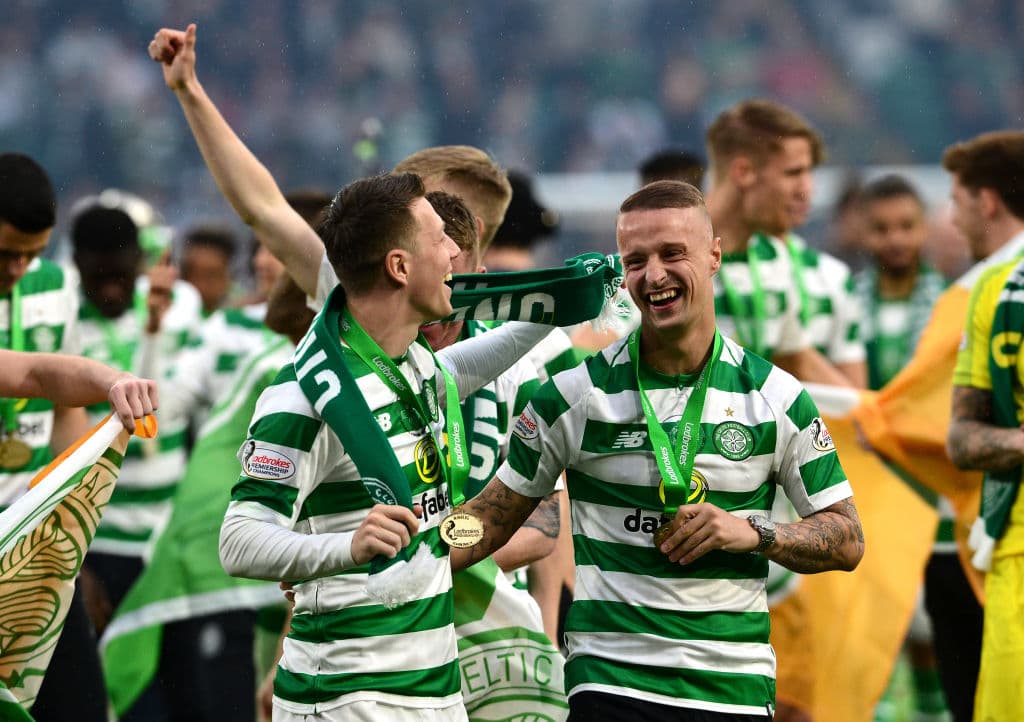 Con un triunfo de 2-1 ante Hearts, Celtic FC se coronó por octava ocasión seguida en la Scottish Premiership y festejó con su público en Celtic Park ante un estadio repleto pero con un cuadro plagado de jugadores suplentes. ¿La razón? El sábado entrante en Hampden Park disputará ante, precisamente, el Hearts la Final de la Copa Escocesa, aunque los de Edimburgh también jugaron con suplentes para el partido del fin de semana. Así festejaron los verdiblancos su campeonato 50 en el fútbol escocés.