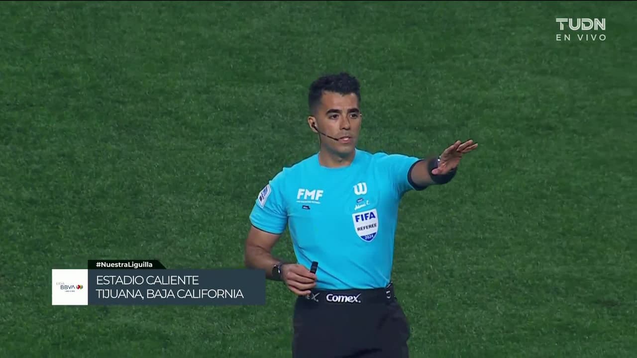 Arranca el partido y la pelota está en juego.