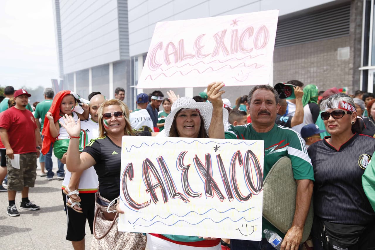 La afición en Estados Unidos llegó a Phoenix con todo su colorido para ver a México y Guatemala enfrentarse en la Copa Oro 2015.