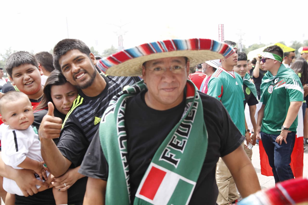 La afición en Estados Unidos llegó a Phoenix con todo su colorido para ver a México y Guatemala enfrentarse en la Copa Oro 2015.