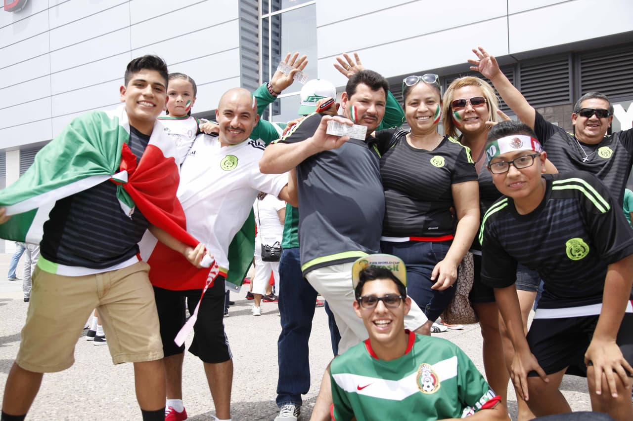 La afición en Estados Unidos llegó a Phoenix con todo su colorido para ver a México y Guatemala enfrentarse en la Copa Oro 2015.