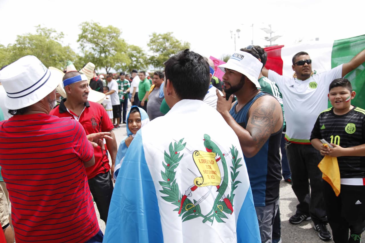 La afición en Estados Unidos llegó a Phoenix con todo su colorido para ver a México y Guatemala enfrentarse en la Copa Oro 2015.