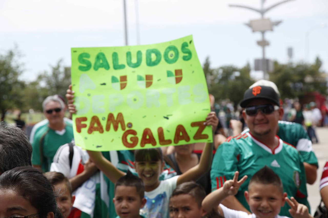 La afición en Estados Unidos llegó a Phoenix con todo su colorido para ver a México y Guatemala enfrentarse en la Copa Oro 2015.