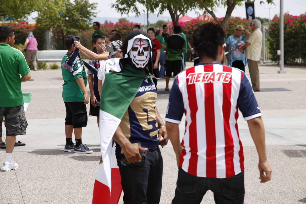La afición en Estados Unidos llegó a Phoenix con todo su colorido para ver a México y Guatemala enfrentarse en la Copa Oro 2015.
