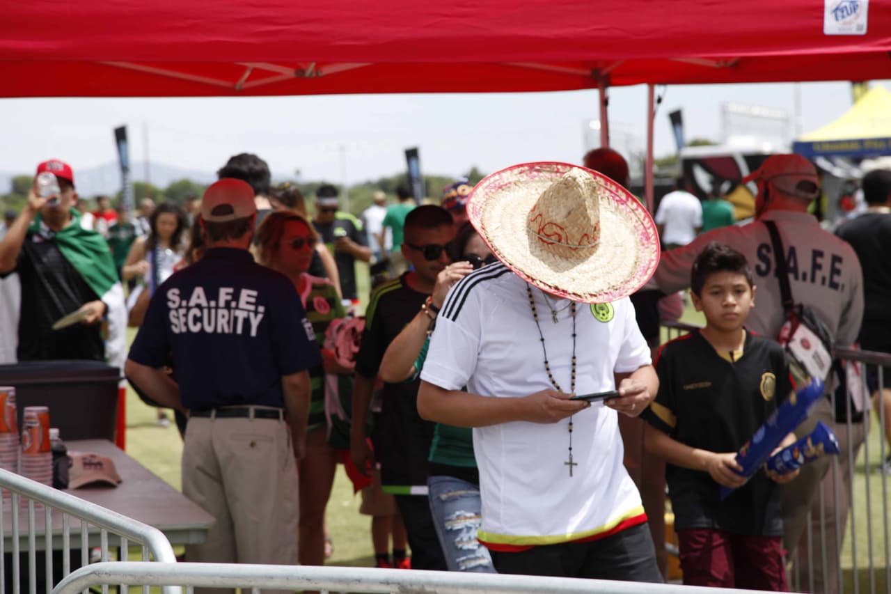 La afición en Estados Unidos llegó a Phoenix con todo su colorido para ver a México y Guatemala enfrentarse en la Copa Oro 2015.