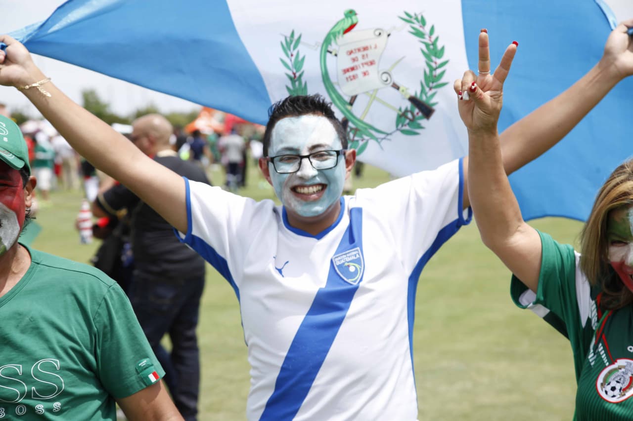 La afición en Estados Unidos llegó a Phoenix con todo su colorido para ver a México y Guatemala enfrentarse en la Copa Oro 2015.