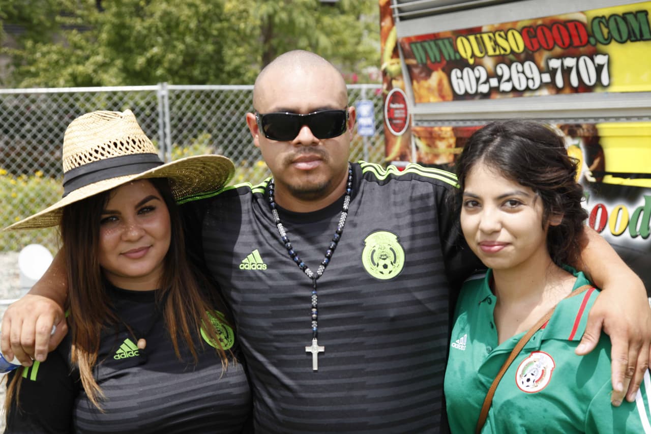 La afición en Estados Unidos llegó a Phoenix con todo su colorido para ver a México y Guatemala enfrentarse en la Copa Oro 2015.