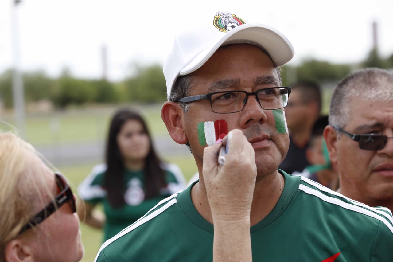 La afición en Estados Unidos llegó a Phoenix con todo su colorido para ver a México y Guatemala enfrentarse en la Copa Oro 2015.