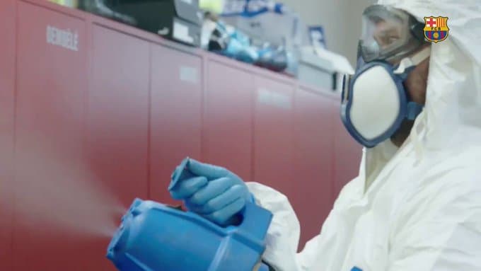 La minuciosa desinfección del Barça en sus instalaciones