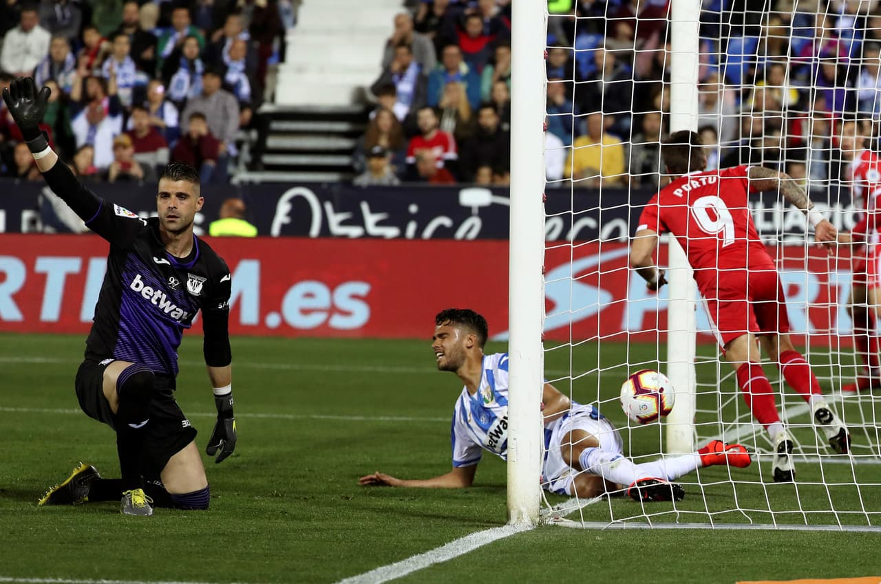 El guardameta del Leganés, Iván "Pichu" Cuellar (centro), reclamó en vano un fuera de lugar en el segundo gol del Girona al minuto 22 del primer tiempo.