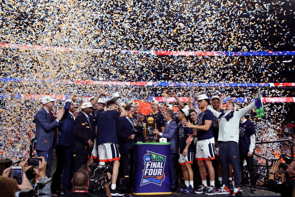 Los Virginia Cavaliers conquistaron el primer Campeonato Nacional luego de derrotar por 85-77 a los Texas Tech Red Raiders en la Final del NCAA Tournament y así festejaron los aficionados, jugadores y entrenadores, en cabezados por el head coach Tony Bennett.