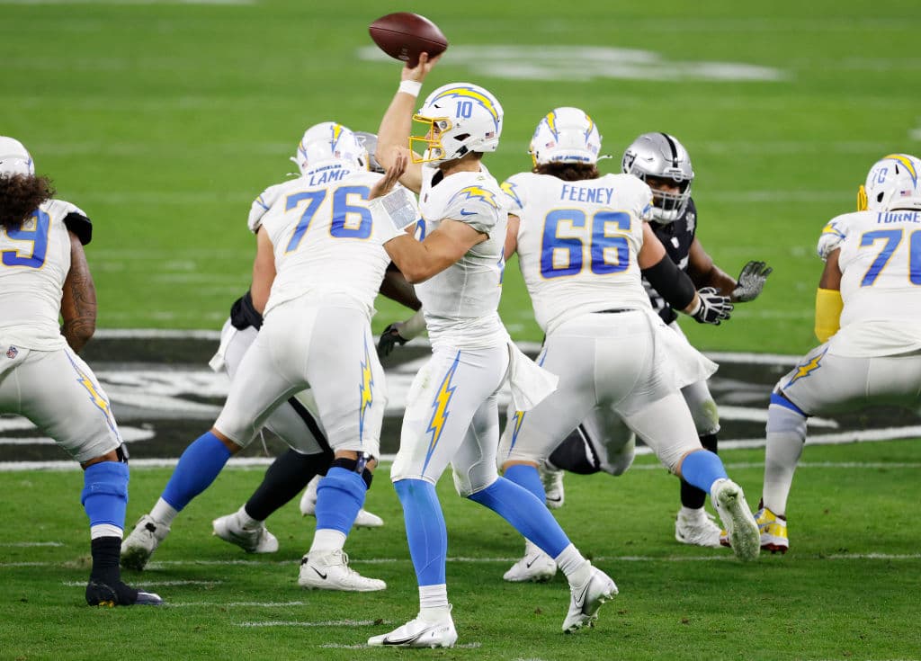 Raiders no logran finiquitar a los Chargers y en menos de cuatro minutos consiguen la victoria 30-27.