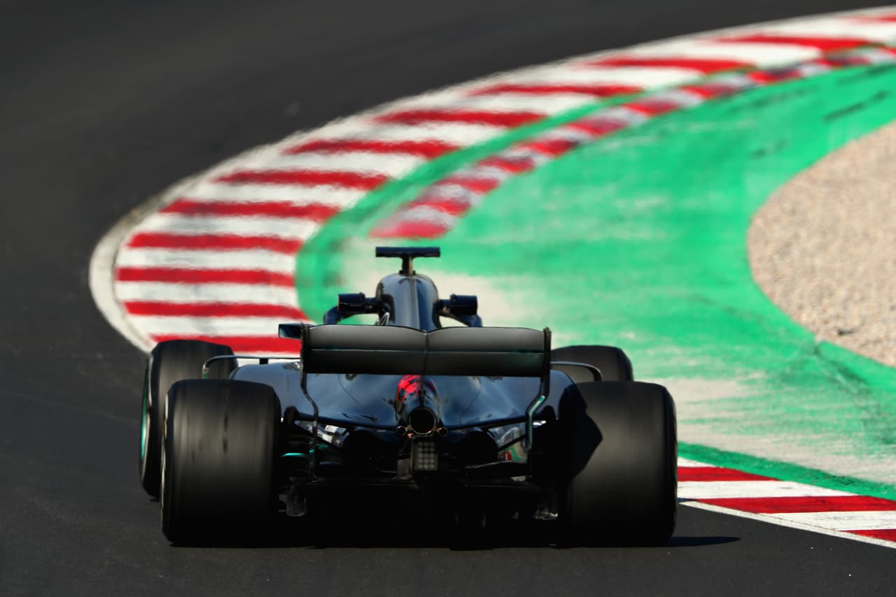 Para compensar el Halo, el peso mínimo total sube 6 kilos, hasta 734. Se estima que el impacto sería de hasta 14 kilos, lo que deja menos margen para los lastres y obligará a pilotos a perder peso.