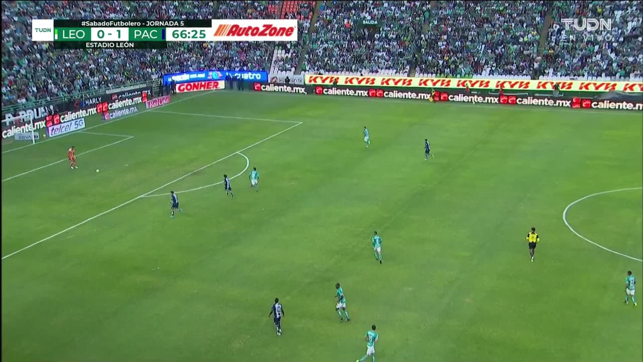 ¡Expulsión! El árbitro saca la roja directa a Érick Sánchez.