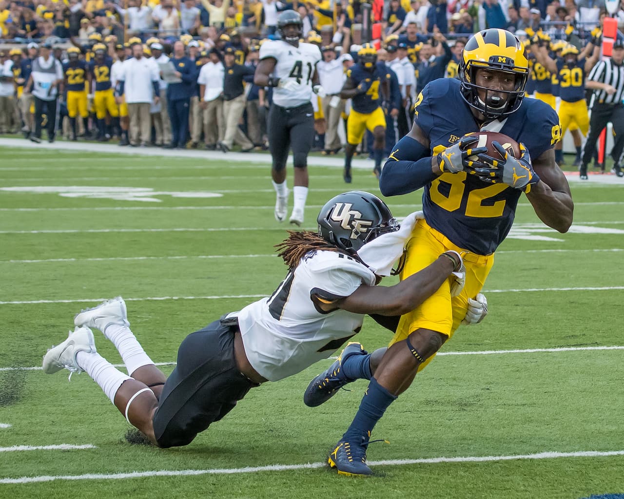 Shaquem nació con una malformación genética que no permitió que se desarrollaran los dedos de su mano izquierda. Eso no le impidió jugar al más alto nivel colegial con los Golden Knights de UFC.