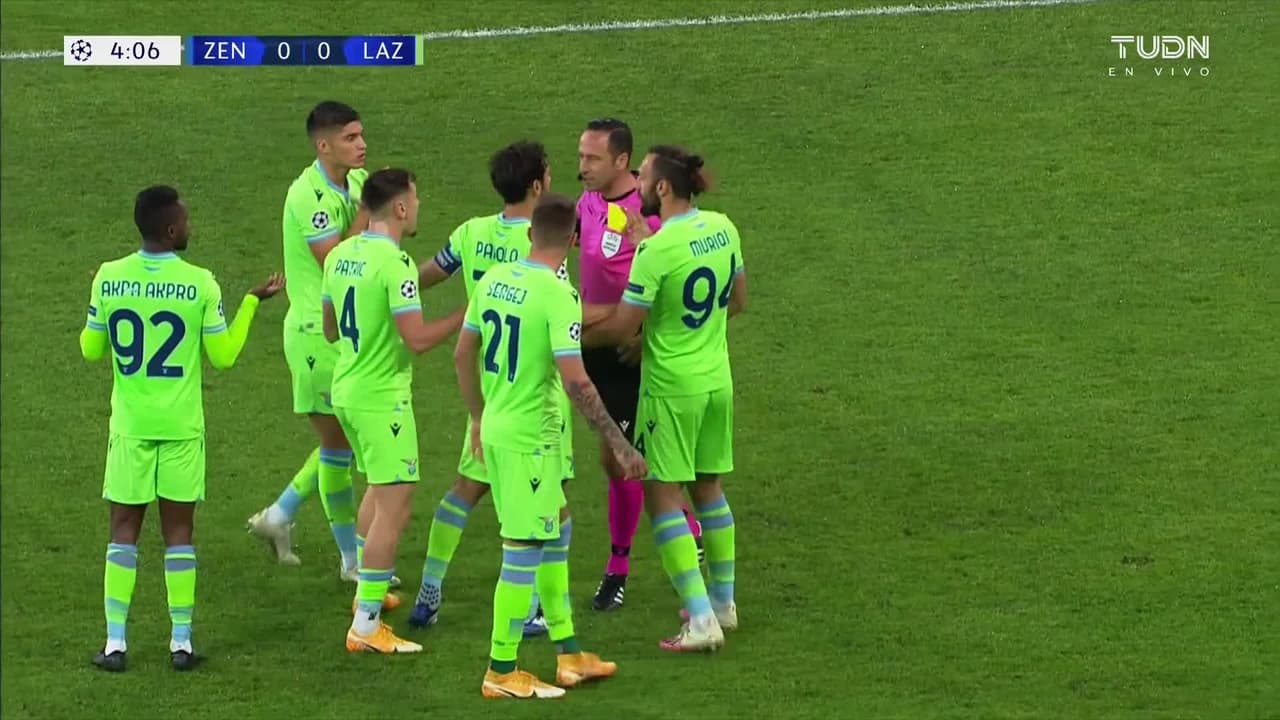 Tarjeta amarilla. El árbitro amonesta a Jean-Daniel Akpa-Akpro de Lazio.