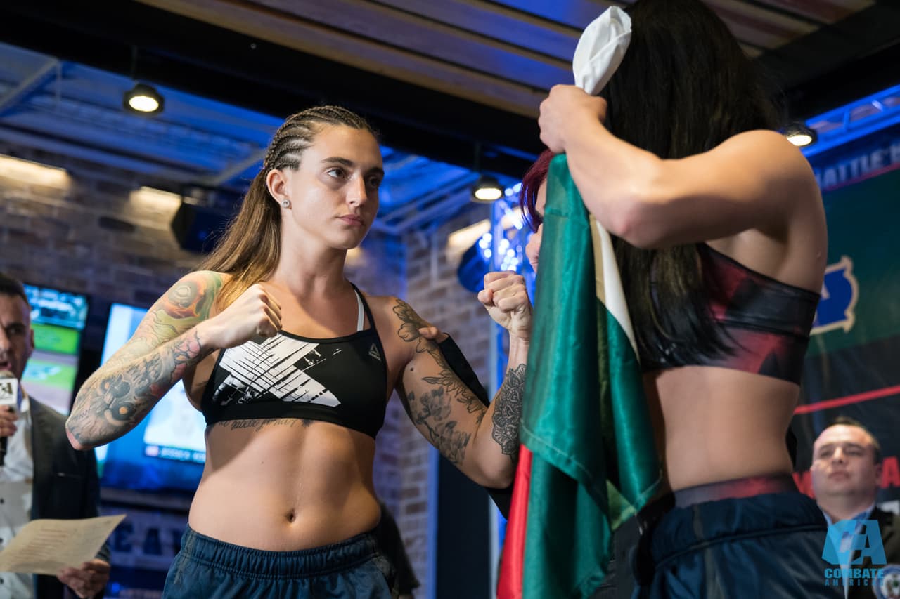 Las luchadoras Melissa Martínez e Ivanna Martinenghi pasaron la báscula en el Gimnasio de Nuevo León en donde se enfrentarán este viernes en el Combate Americas II de este 2018. Además, también pelearán Irene Cabello y Lezly Hinojosa Compean.
