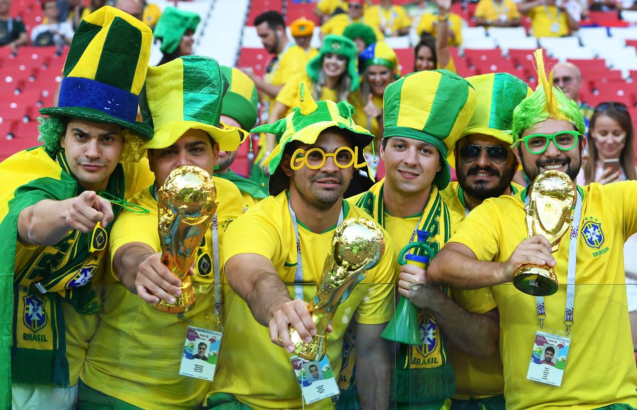 La colorido de Brasil y la fiesta de Serbia marcan dos estilos diferentes de sus hinchas y eso es algo que se refleja en medio del partido del grupo E del Mundial de Rusia 2018.