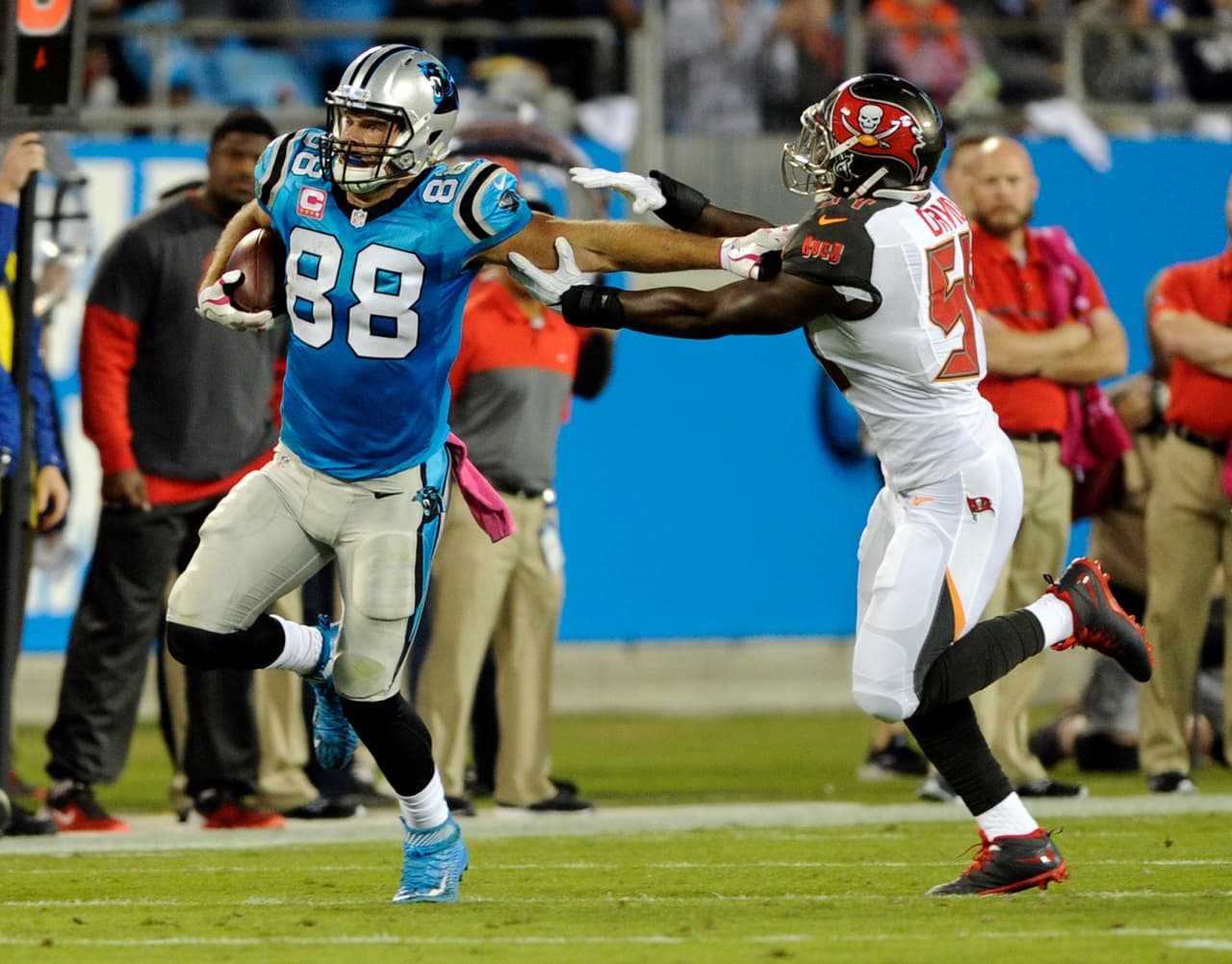 <i>Menciones honoríficas</i>:
<br>
<b>Greg Olsen TE, Panthers</b>: 9 recepciones para 181 yardas, mejor cifra en su carrera.
<br>
<b>Le’Veon Bell RB, Steelers</b>: 66 yardas por tierra además de 9 recepciones para 88 yardas.
<br>
<b>Vic Beasley LB, Falcons</b>: Hizo siete tacleadas, 3.5 sacks y forzó dos balones sueltos ante Denver. 
<br>
<b>Philip Rivers QB, Chargers</b>: Lanzó para 359 yardas en 21 de 30 envíos, 4 TD y 2 intercepciones.
<br>
<b>Cameron Artis-Payne RB, Panthers</b>: Corrió para 85 yardas y entró dos veces a las diagonales. 
<br>
<b>Jordan Howard RB, Bears</b>: Debutó como titular con 118 yardas por tierra, 45 por aire y 1 TD.
<br>
<b>Cameron Meredith WR, Bears</b>: 9 recepciones para 130 yardas y una anotación a pase de Brian Hoyer.