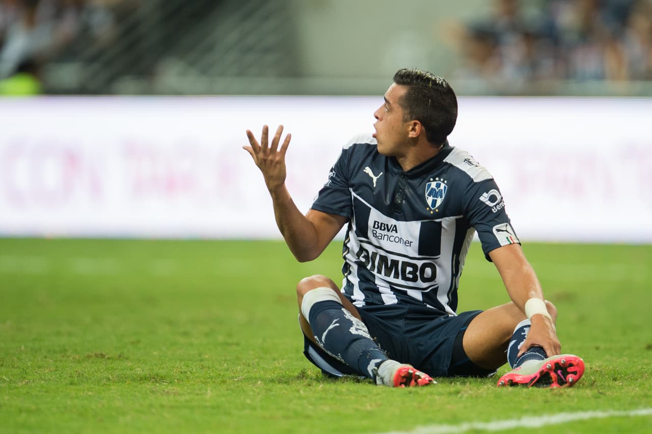 El atacante de Monterrey, Rogelio Funes Mori, se perdió un gol claro ante Chivas cuando los Rayados se encontraban ganando 1-0, su gol pudo haber cambiado el rumbo del juego ya que minutos después de su error Omar Bravo empató el juego y después el Rebaños dio vuelta.