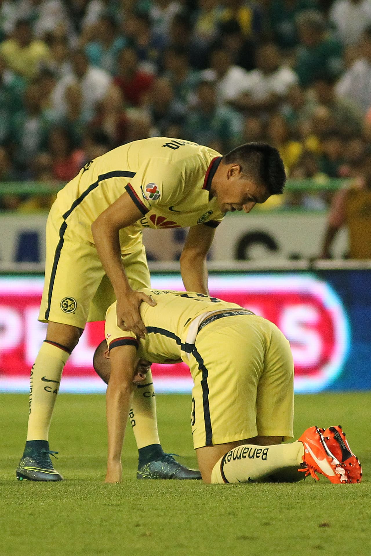 Paolo Goltz, defensa de América, fue amonestado en el encuentro y tuvo varias desatenciones que provocaron que las Águilas recibieran tres goles por parte de León.