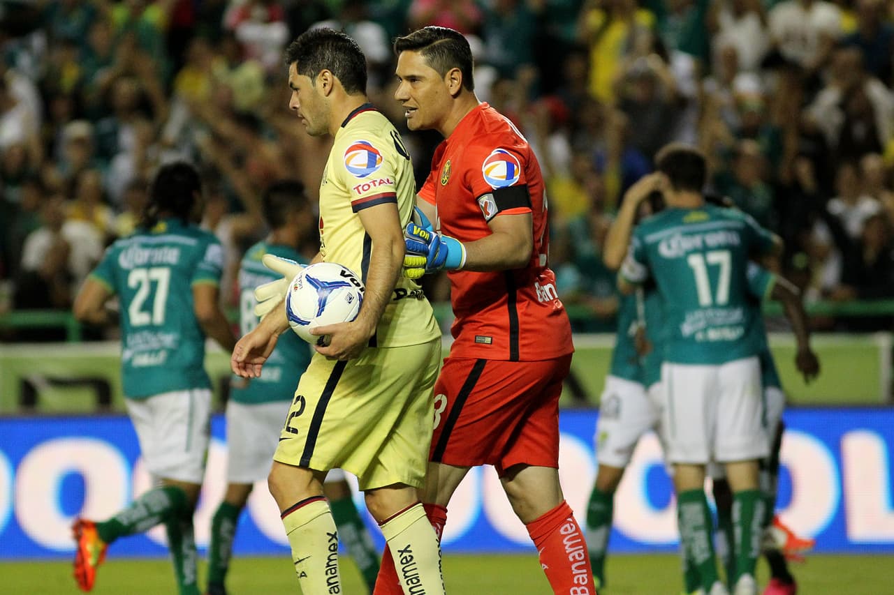 Moisés Muñoz, portero del América, no pudo hacer nada para evitar la goleada de recibió su equipo por 3-0 ante León y así ligar su segunda derrota consecutiva.