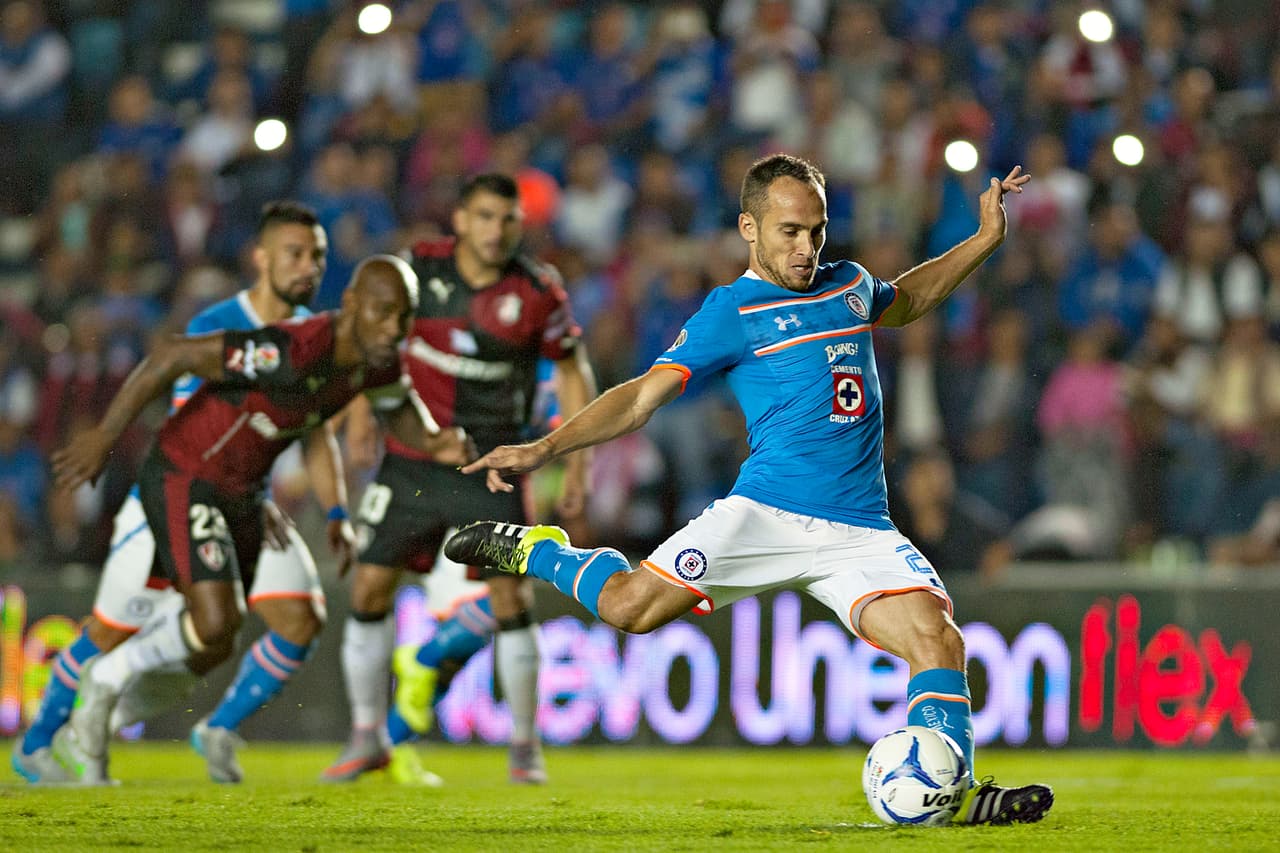 Fernando Belluschi, jugador de Cruz Azul, tuvo en sus pies la oportunidad de poner en ventaja a la Máquina con un tiro penal frente a Atlas, pero el mediocampista terminó fallando su cobro que pudo haber cambiado el rumbo del partido.