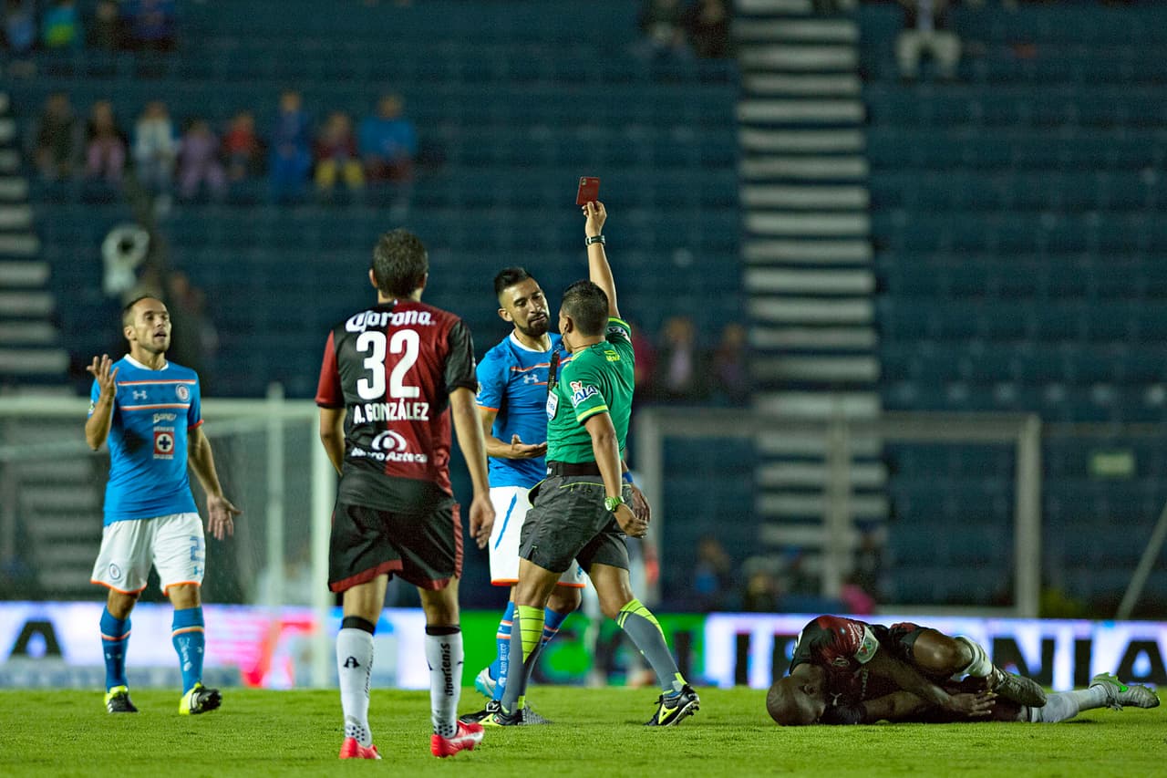 Ariel Rojas, mediocampista de Cruz Azul, dejó a su equipo con 10 hombres al ser expulsado por cometerle una terrible falta a Felipe Baloy a mitad del campo. Lo que provocó que la Máquina pudiera sacar los tres puntos como local.