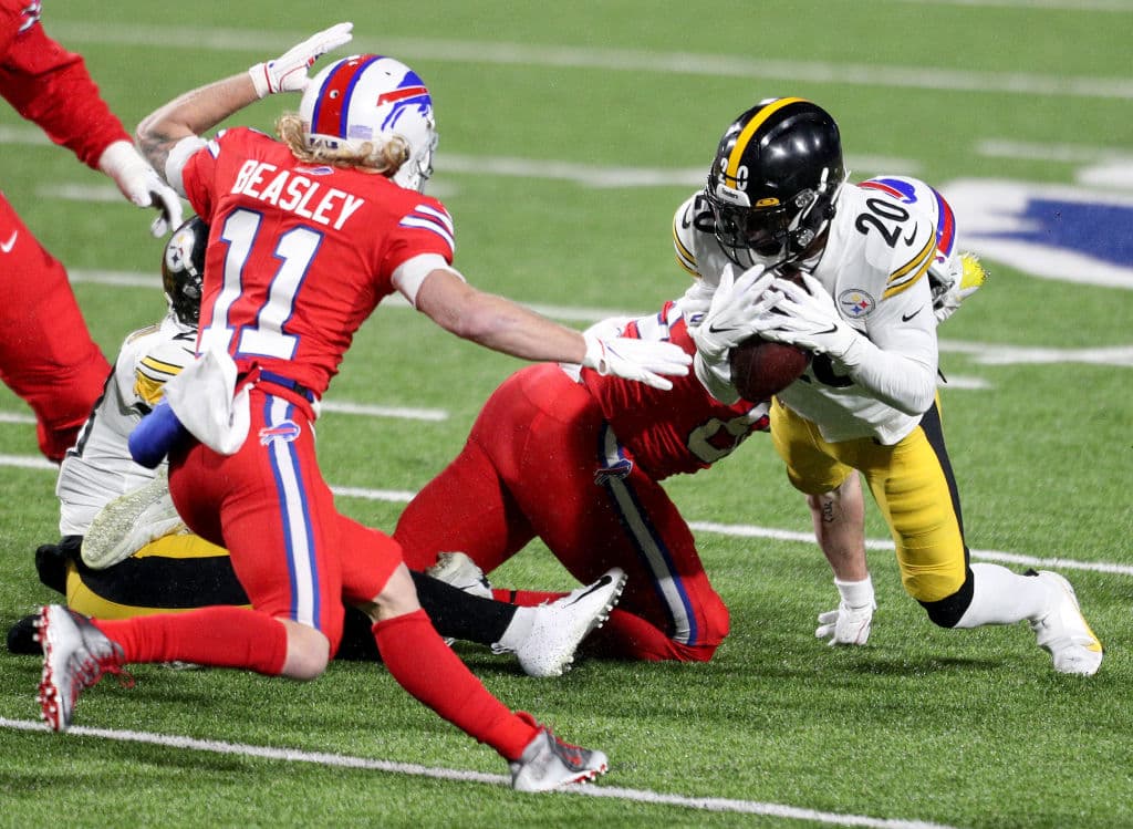 Steffon Diggs brilla con una anotación y 130 yardas por aire en la victoria 15-26 de los Bills sobre los Steelers.