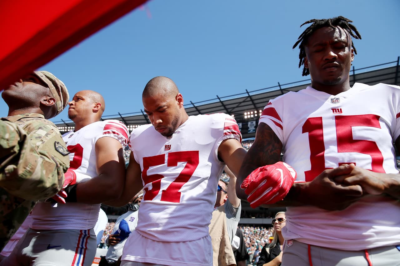 En el Lincoln Financial Field, entre los New York Giants y los Philadelphia Eagles las protestas también estuvieron presentes entre los jugadores.