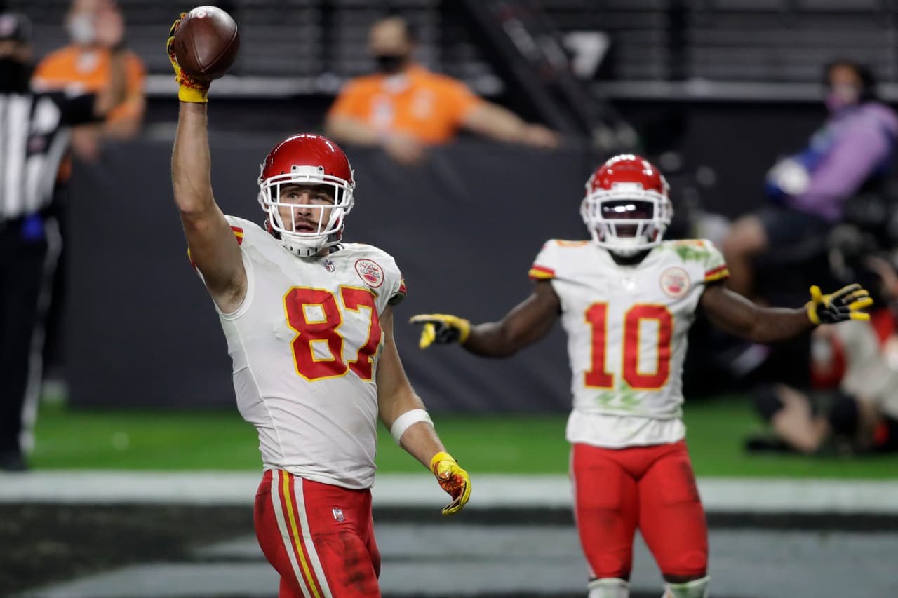 Con menos de dos minutos en el reloj, los Chiefs consiguen el touchdown de la victoria y se vengan de los Raiders al imponerse 35-31.