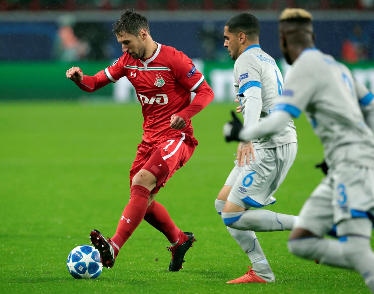 El polaco Grzegorz Krychowiak intenbaba manejar los ataques del Lokomotiv.