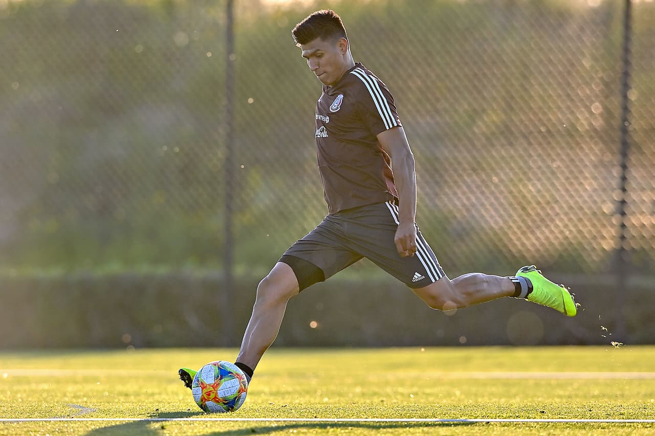 Jesús Gallardo, un defensa que gusta de atacar, aquí afinando el cañón para la batalla ante La Roja.