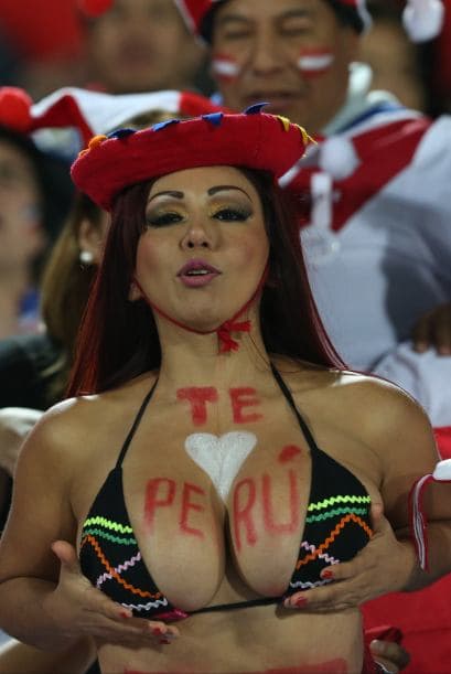 Chile y Perú jugaron un partido lleno de emociones que claisificó a los chilenos a la final, pero en las gradas se jugó otro partido muy intenso, ¿quién crees que lo ganó?
