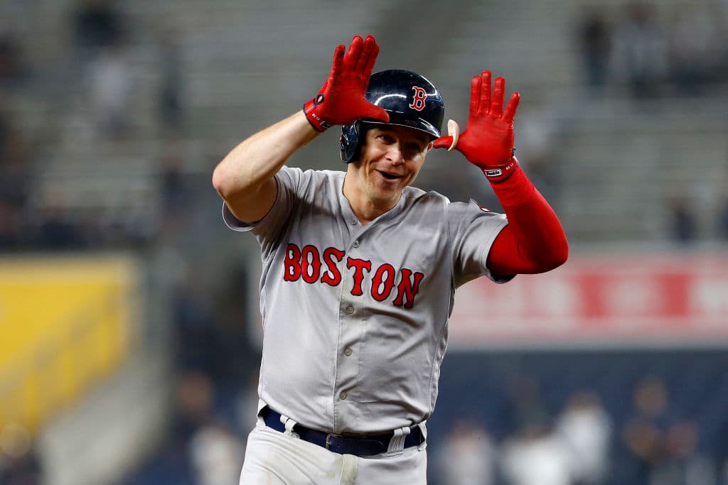 En el cuarto capítulo Holt bateó un triple para empezar a construir la hazaña de batear el primer ciclo en la historia de la postemporada de las Grandes Ligas. Un batazo al prado central.