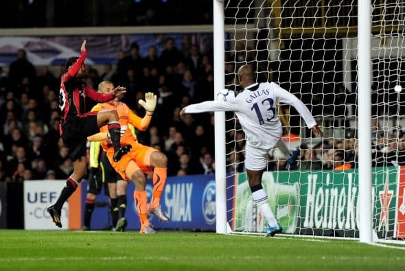 Pero el propio Gallas sacó el balón justo de la línea de gol, esto después de que Pato sirviera el esférico para Robinho, quien disparó con dificultad.