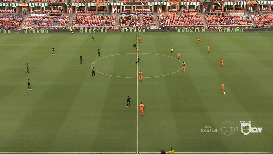 Arranca el partido y la pelota está en juego.