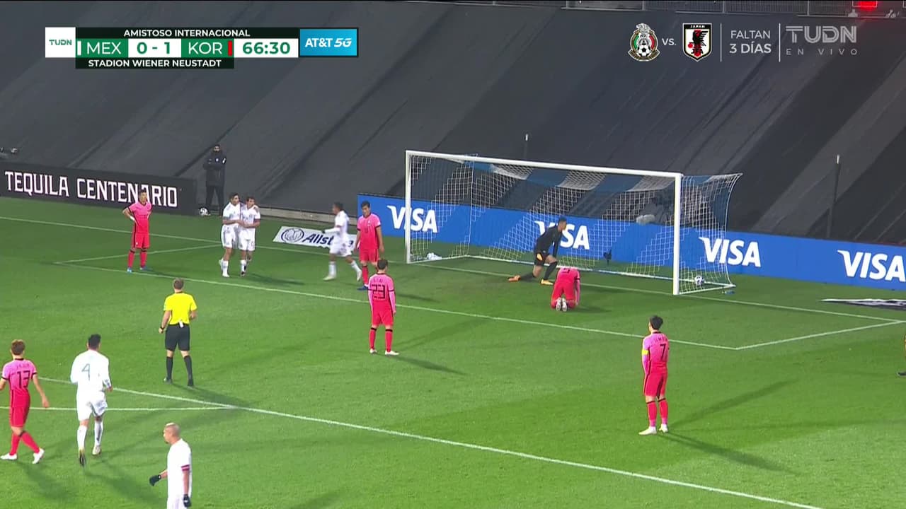 ¡GOOOL! Raul Alonso Jimenez Rodriguez anota para México.