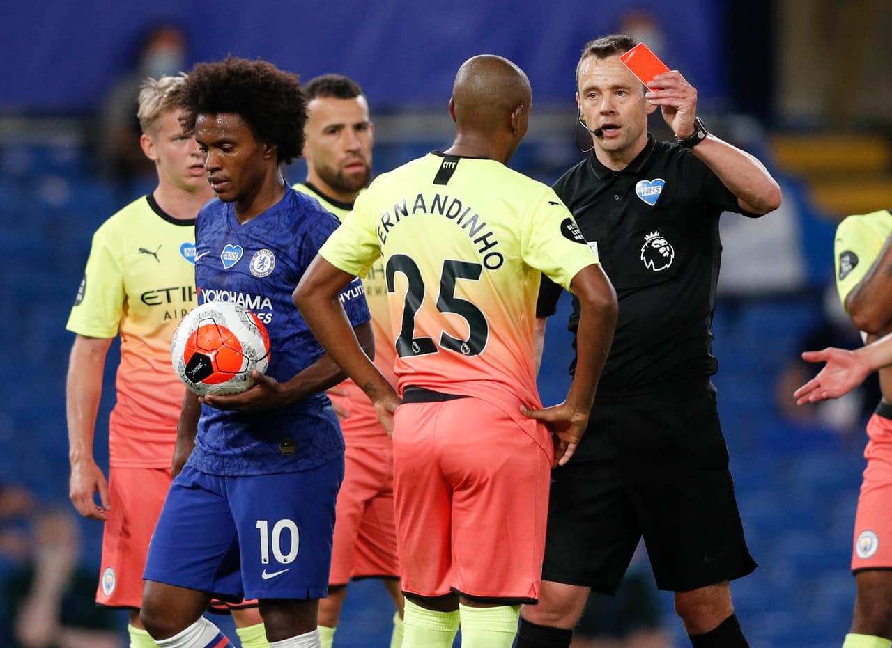 Fernandinho regala una rídicula roja y penal para que Willian lo cobre, ponga el partido 2-1 y le de el título al Liverpool.