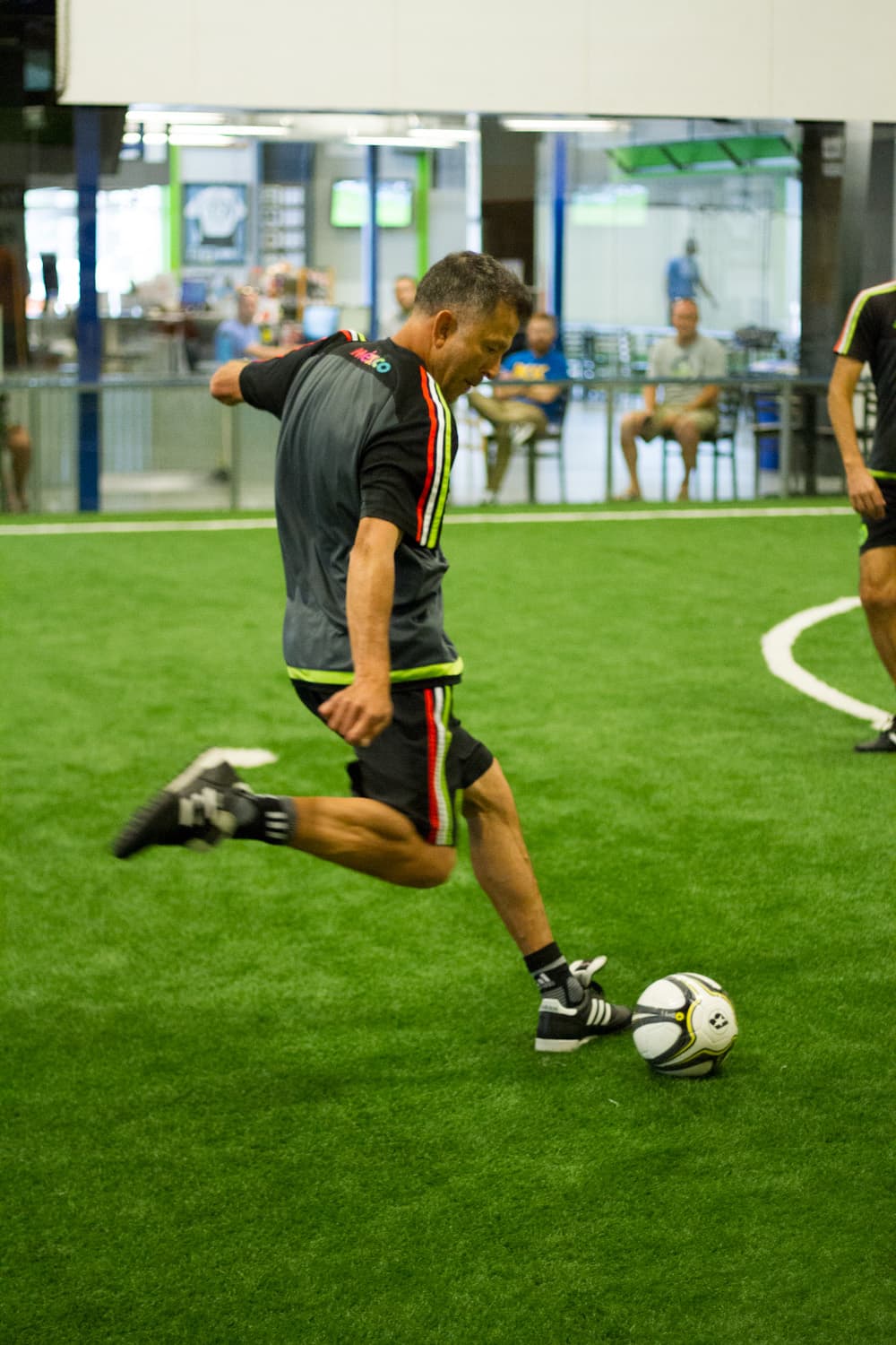 El cuerpo técnico del Tri, con un esquema táctico basado en rotaciones, tocó el balón a su antojo y venció 11-6 a los comentaristas de Univision y Televisa esta mañana en Boulder, Colorado, en un partido lleno de intensidad y camaradería.