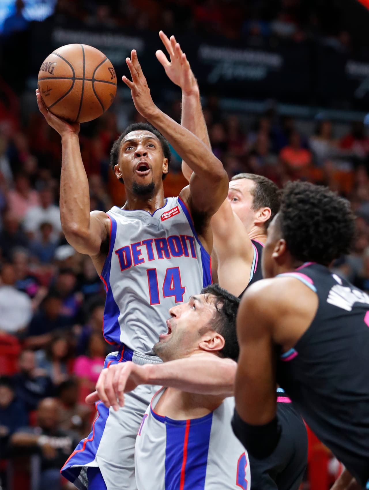 Finalmente, Ish Smith (14) aportó 22 puntos en el éxito de los Detroit Pistons por 119-96 sobre Miami Heat.