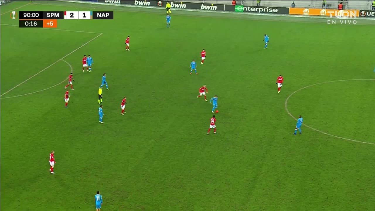 ¡TIRO ATAJADO! disparo por Eljif Elmas.