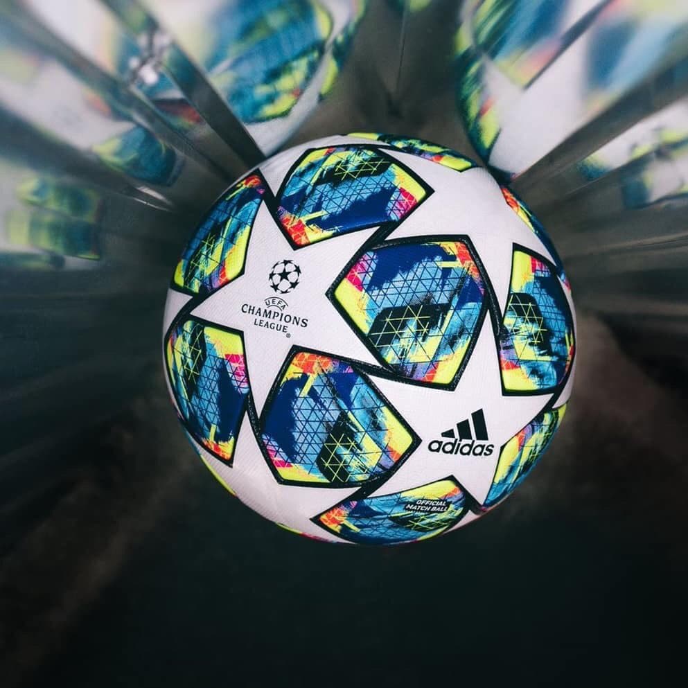 La nueva pelota con la que se jugará la UEFA Champions League será muy colorida, dejando atrás los parches azules de la anterior edición –a excepción de la final, que fueron rojos–. El camino a Estambul 2020 tendrá un balón de primera calidad.