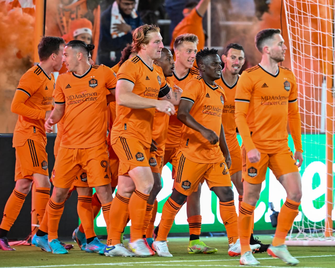 El equipo texano cerró una buena actuación ante su gente.
<br>