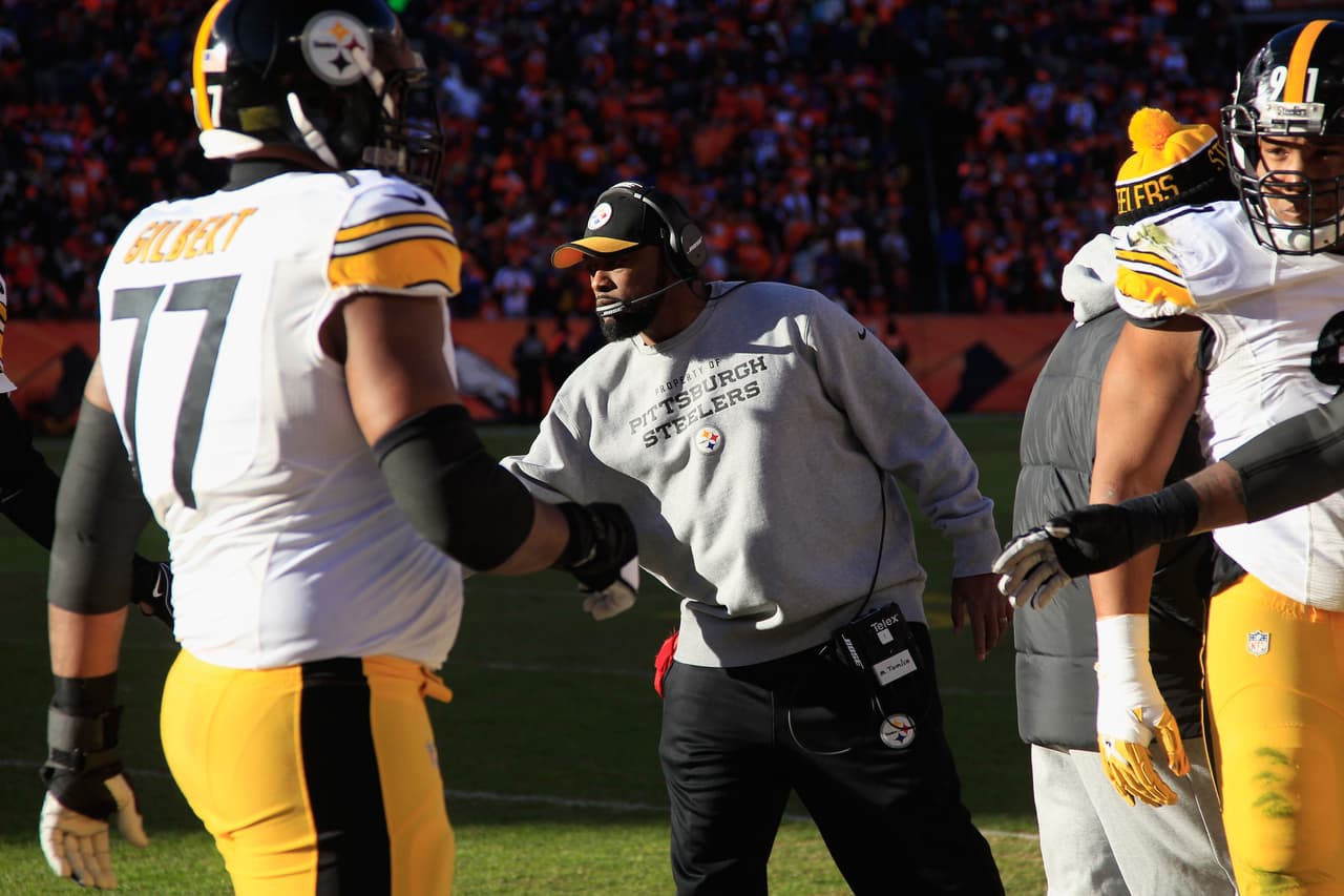 Tomlin tratando de levantarle el ánimo a sus pupilos.