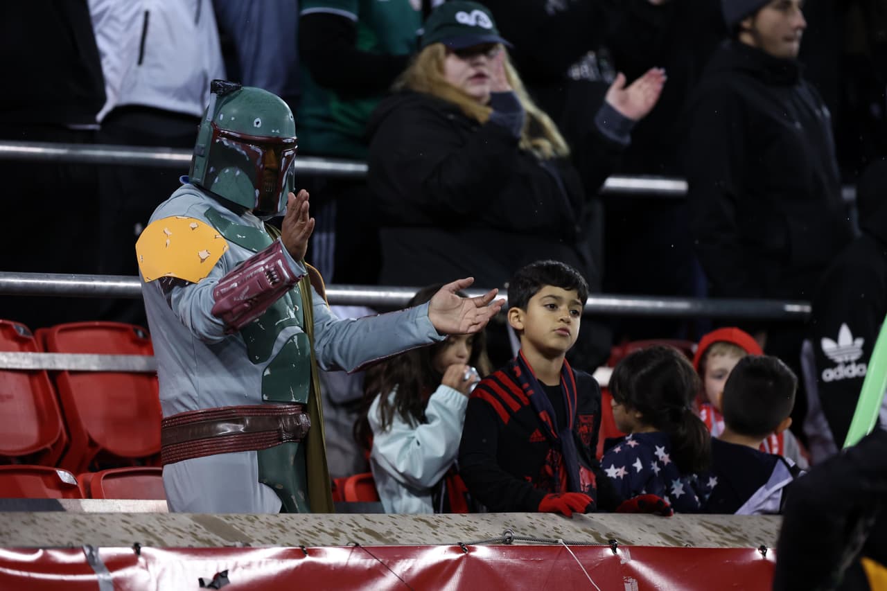 ¿Star Wars? Este personaje se dejó ver en el Red Bull Arena, durante el partido entre New York Red Bulls y Portland Timbers.
<br>